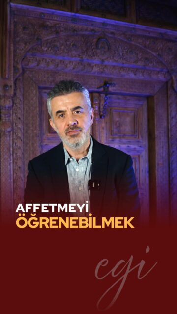İnsanın iç dünyasında öyle yaralar vardır ki… 💔
Affetmek için ne gücü yeter ne nefesi.
Bazı kırılmalar insanın derinliğine işler;
ve insan, ne kadar uğraşsa da kalbinin o bölgesini tamamen onaramaz.
Fakat hayatın bize hatırlattığı en büyük hakikat şudur:
🌿 Affedemediğin şeye bağlı kalmak zorunda değilsin.

Her acı, kalbe yerleşmek için izin ister. 🕊️
Her yara, içimizde bir köşe kapmaya çalışır.
Ama insanın asıl yolculuğu;
o acıya bir ev vermemek,
o geçmişi kalpte tutmamak,
içsel zarafeti kirletmemektir. ✨

Affetmenin kolay olmadığını hepimiz biliriz.
Bazen insan affedemediği için kendine kızar,
bazen de affetmediği hâlde taşıdığı yükün altında ezilir.
Oysa insanın yapabileceği en olgun şey;
affedemese bile serbest bırakabilmektir. 🌸

Kalbinin kapılarını kapatmadan,
acıya rağmen yumuşak kalabilmek… 💫
İnsanın gerçek gücü burada saklıdır.

Unutmak bazen affetmekten daha iradelidir.
Uzaklaşmak, kalbi korumanın başka bir adıdır. 🚶‍♀️
İzin vermemek, insanın kendine olan sadakatidir. 💭

Çünkü mesele;
kimin kırdığı değil,
senin o kırığın karşısında kendini nasıl koruduğundur.

🌙 Dünyanın katılığına rağmen içindeki inceliği yaşatmak…
İnsanın asıl imtihanı budur.
Affedemediklerini taşımak,
içinde büyütmek,
ruhunun yönünü karanlığa çevirmektir. 🌌

🌿 #Affetmek #İçselYolculuk #KalpZarafeti #RuhunDengesi #Maneviyat