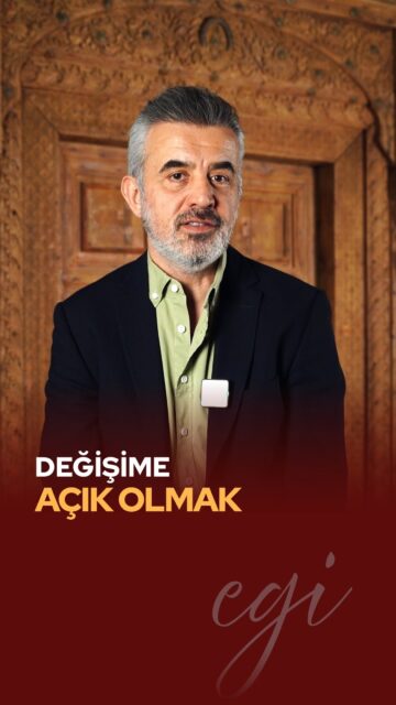 "İnsan, değişimin ortasında var olur.
Ne tamamen geçmişte kalabilir, ne de kendini bütünüyle geleceğin rüzgârına bırakabilir.
Asıl maharet; bir ayağı geleneğin hakikatine bağlı kalırken, diğer ayağıyla hayatın akışını takip edebilmektir. 🌿

Mevlâna’nın pergel benzetmesi tam da bu yüzden bir hikmet taşır:
Kökte sabit kalırken, dünyayı gezebilmek…
Kökünü kaybetmeden yenilenmek, geleneğini terk etmeden çağın dilini anlayabilmek… 🌍✨

İnsan, değişime direndikçe kendi içindeki kapıları da kapatır.
Oysa değişime açık olan;
hem ruhen olgunlaşır,
hem zihnen genişler,
hem de hayatta ilerleyebilmek için gerekli esnekliğe sahip olur. 🧠🌱

Zamanın ruhuna uyum sağlayanlar büyür;
değişimi reddedenler ise kendi iç duvarlarında sıkışıp kalır. 🚪🔒

Bugünün imkânları, dünün hayalleriydi.
Telefonlar, teknoloji, iletişim… Hepsi bir zamanlar hayaldi.
Bu yüzden Mevlâna’nın torunlarının dilinden hikmet şudur:
Güçlü olan değil, uyum sağlayan hayatta kalır.
Zekâ bilgiyi kullanma becerisidir;
ama bilgelik, değişimi kabullenme sanatıdır. 📚💫

Hayat bir nehir gibidir…
Akan suya direnmek insanı yorarken,
ona eşlik eden yol alır. 🌊
Hayat bir rüzgâr gibidir…
Karşı durmaya çalışan savrulurken,
yelken açan ilerler. 🌬️⛵

Değişimi reddetmek aslında kendinden kaçmaktır.
Kendini kabul eden, değişimi de kabul eder.
Çünkü insan; değiştikçe dönüşür,
dönüştükçe güzelleşir,
güzelleştikçe hakikatine yaklaşır. 🌙✨

#Maneviyat #MevlanaÖğretileri #Farkındalık #Bilgelik #İçselDönüşüm #RuhunYolculuğu #ZihinselGelişim #HayatDersleri #ZamanınRuhu #Dönüşüm #GelişimYolculuğu #KendiniBulmak #FÜGAbc
